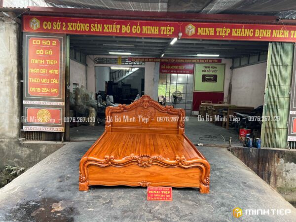 GIƯỜNG HOA LÁ TÂY NỀN TRƠN GỖ GÕ