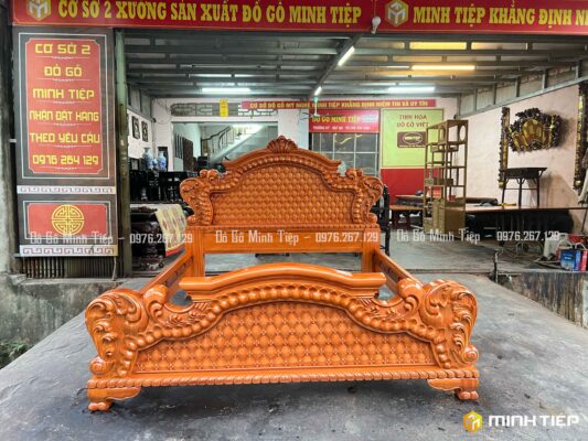 GIƯỜNG NGỦ HOA LÁ TÂY MẪU 3 GỖ GÕ