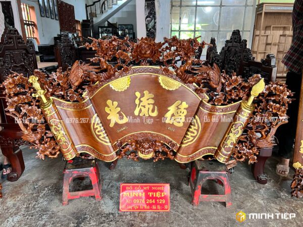 CUỐN THƯ MAI HÓA NỀN TRƠN GỖ GỤ