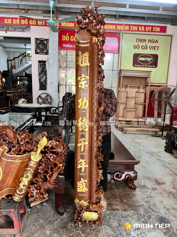 CUỐN THƯ MAI HÓA NỀN TRƠN GỖ GỤ